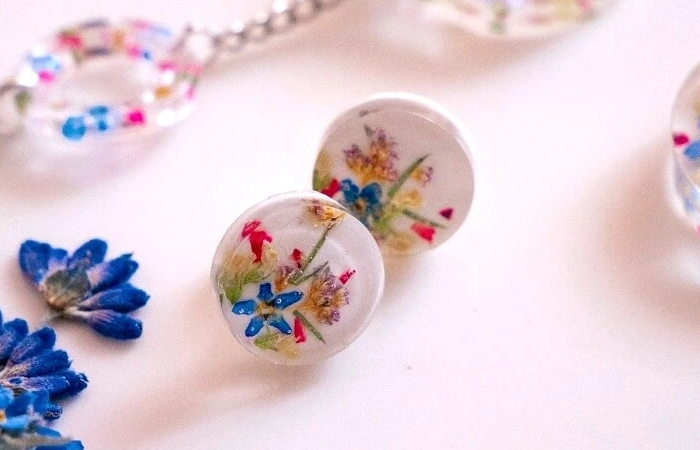How to make epoxy resin jewelry