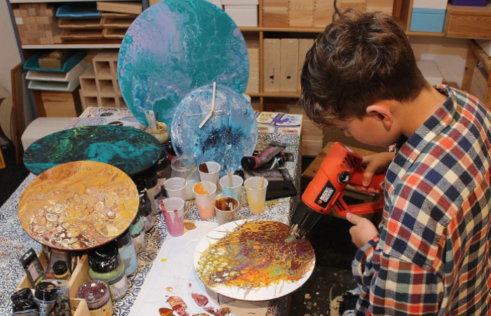 Chtěli byste namalovat obraz, i když malování není vaše silná stránka? Pak vyzkoušejte akrylové lití.