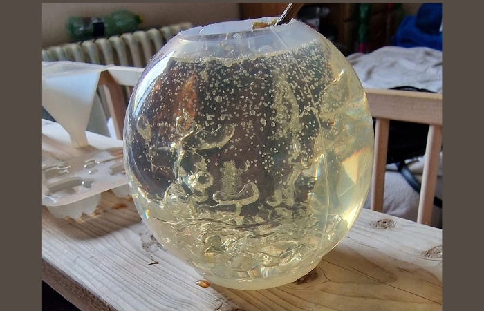 Čo je exotermická reakcia a prečo je pri spracovaní epoxidovej živice nežiaduce?