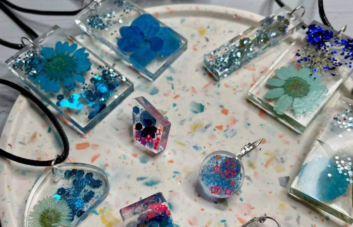 Wie man Schmuck, Ringe und Armbänder aus Kristall-Epoxidharz herstellt