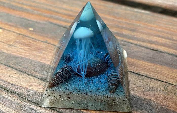 Wie man eine pyramide aus epoxidharz herstellt