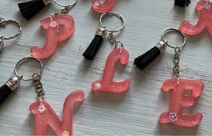 So stellen Sie Schlüsselanhänger aus Epoxidharz her