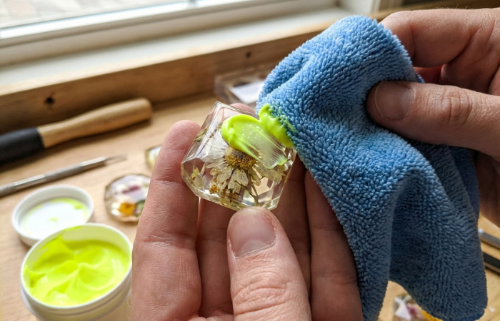 Epoxidharz polieren: So erzielen Sie perfekten Glanz ohne Kratzer