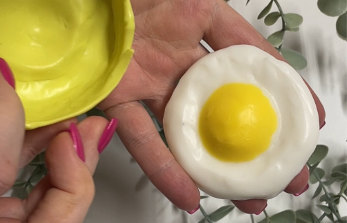Easter crafts - DIY egg mold! Make soap or a candle with an Easter theme