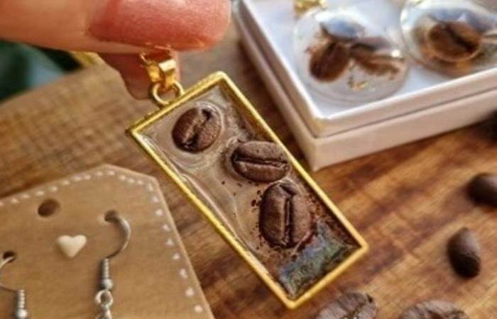 Anleitung für einen Kaffeeanhänger aus UV-Harz – Lenka Pechová