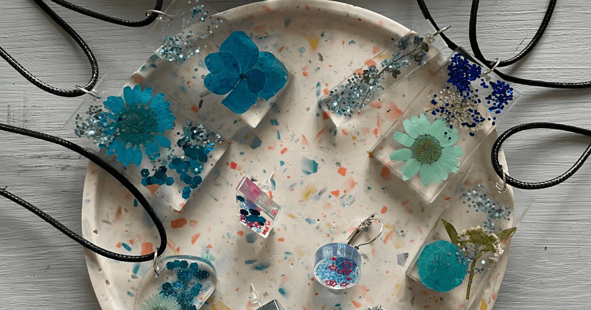 Jak vyrobit šperky z pryskyřice