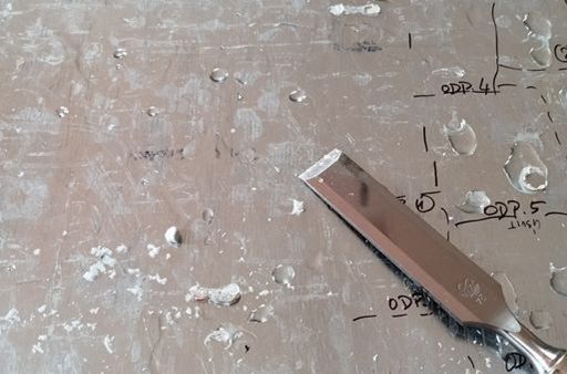 Blechunterlage und Stechbeitel