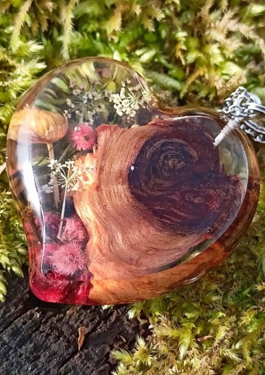 Schmuckstück aus Epoxidharz