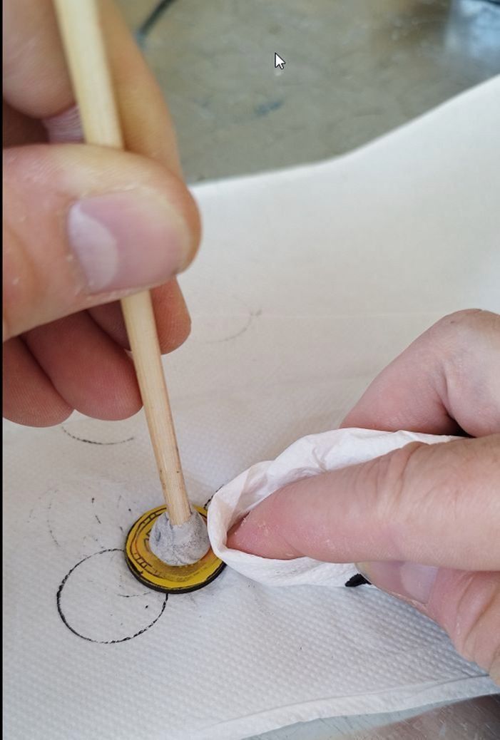 Abwischen überschüssiger Farbe, die auf den Marker reicht