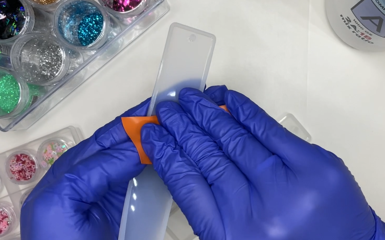 Výroba záložky z pryskyřice