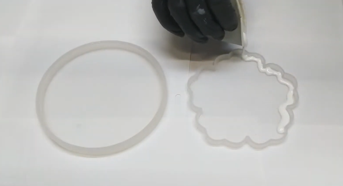 Odlévání podtácku z pryskyrice