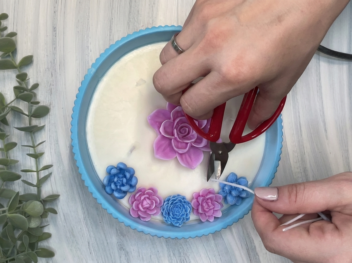 Zkracování knotu u svíčky