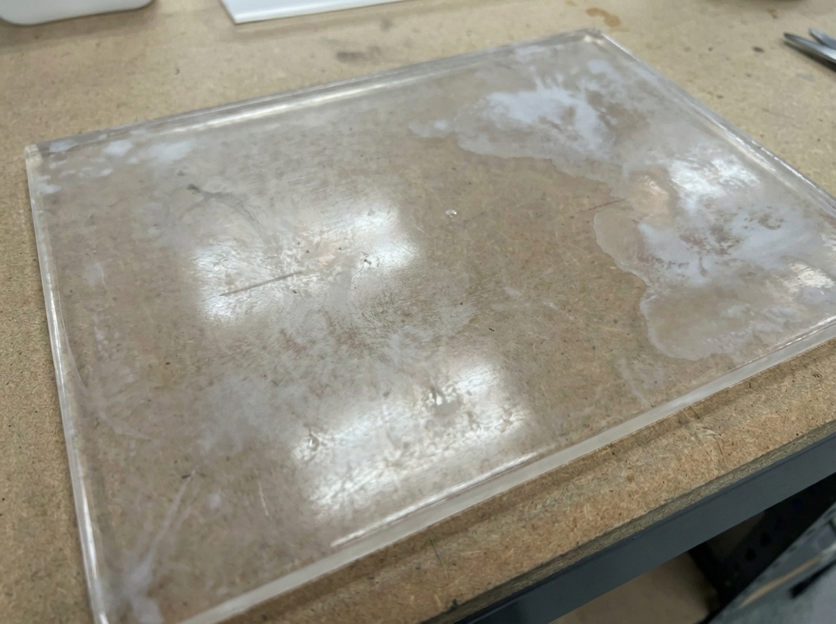 Bílé fleky na pryskyřici