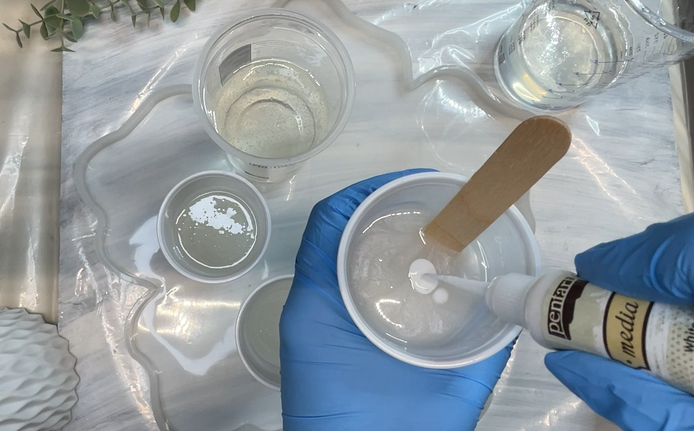 Epoxidharz einfärben in Bechern