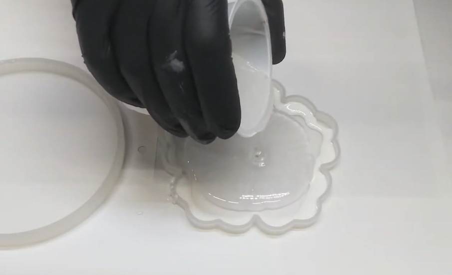 Odlévání podtácku z pryskyrice