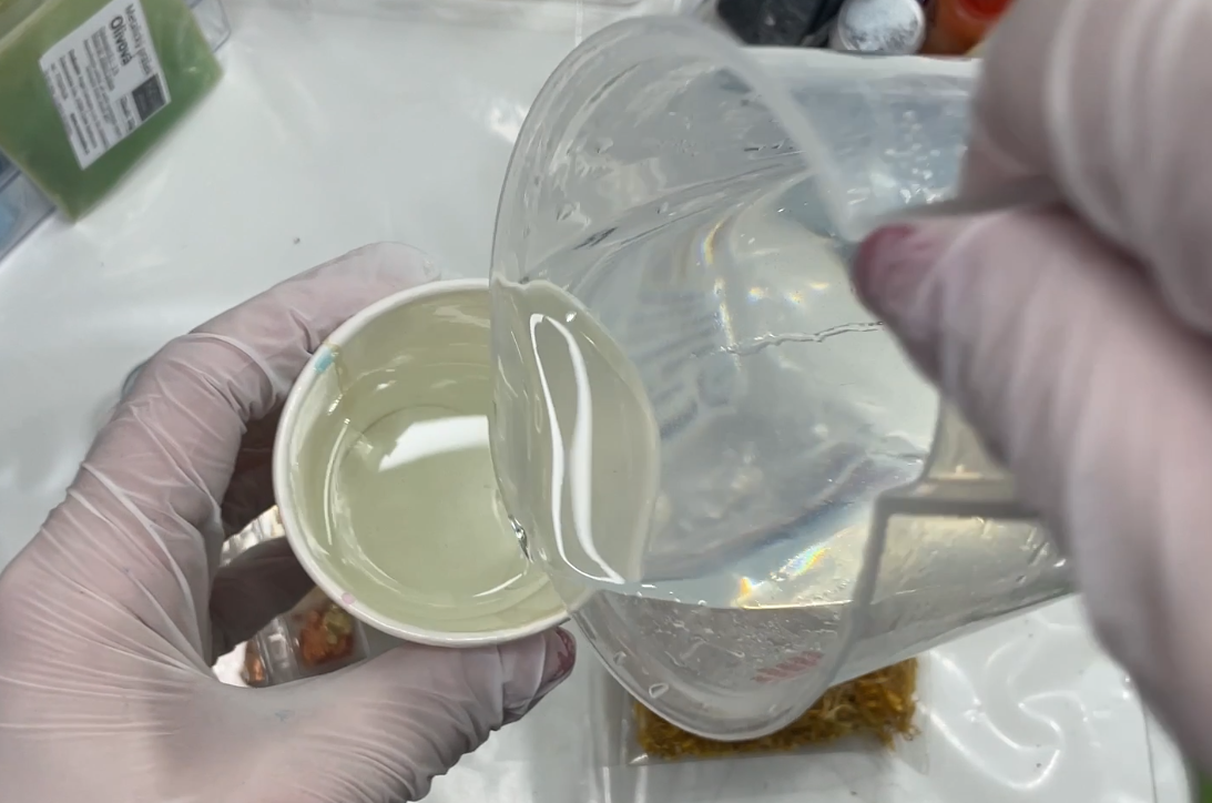 Nalévání pryskyřice