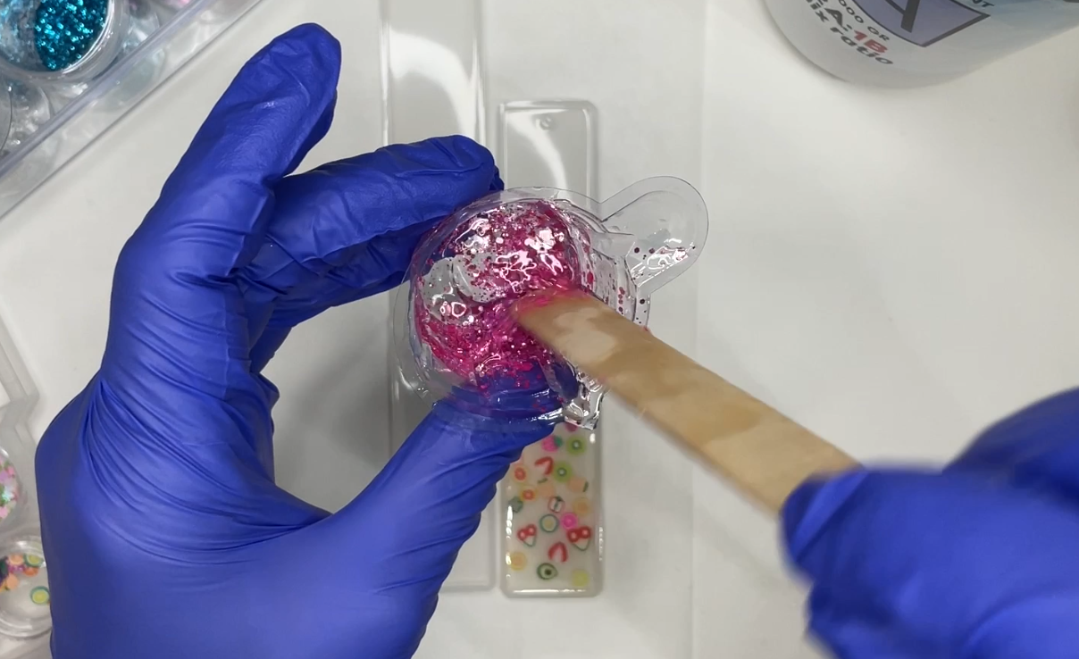 Výroba záložky z pryskyřice