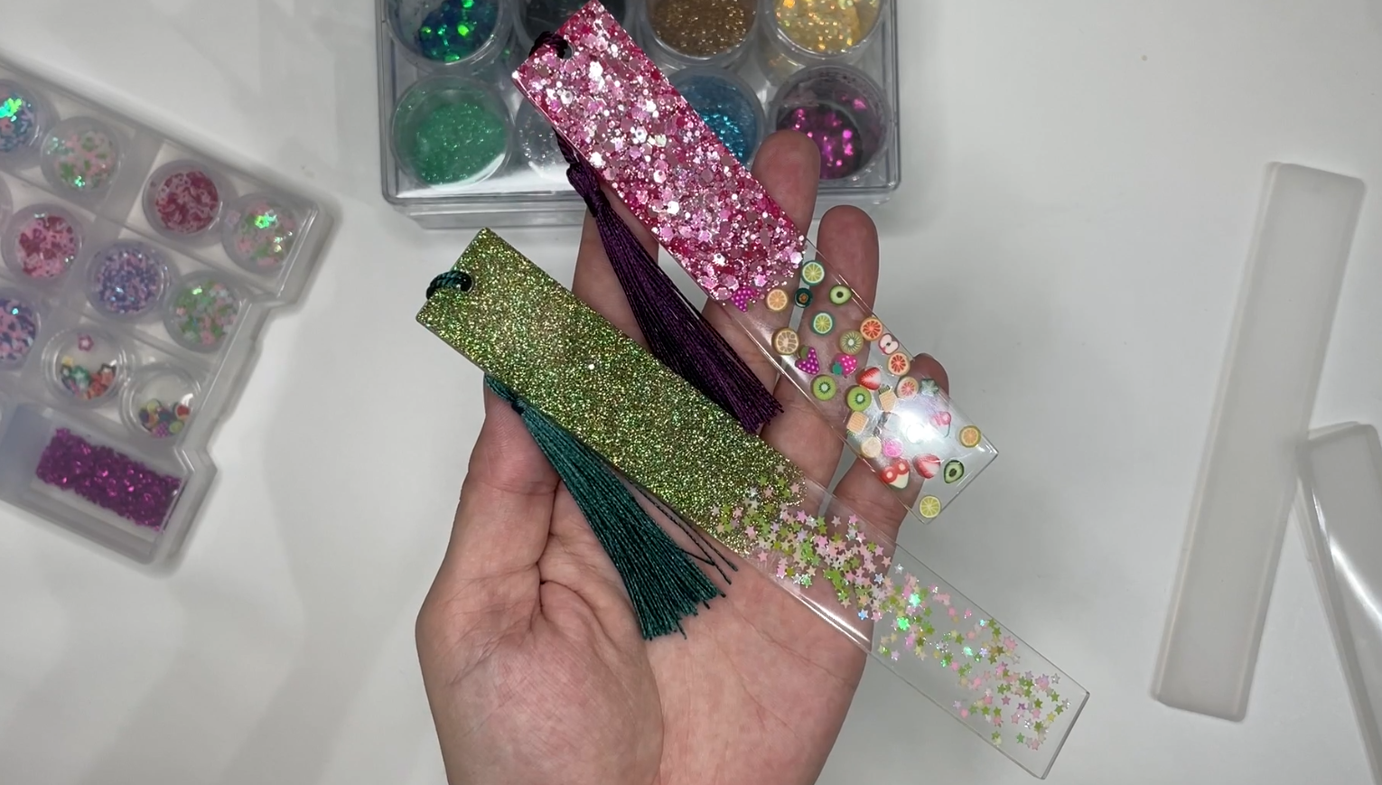 Vyrobené záložky z pryskyřice