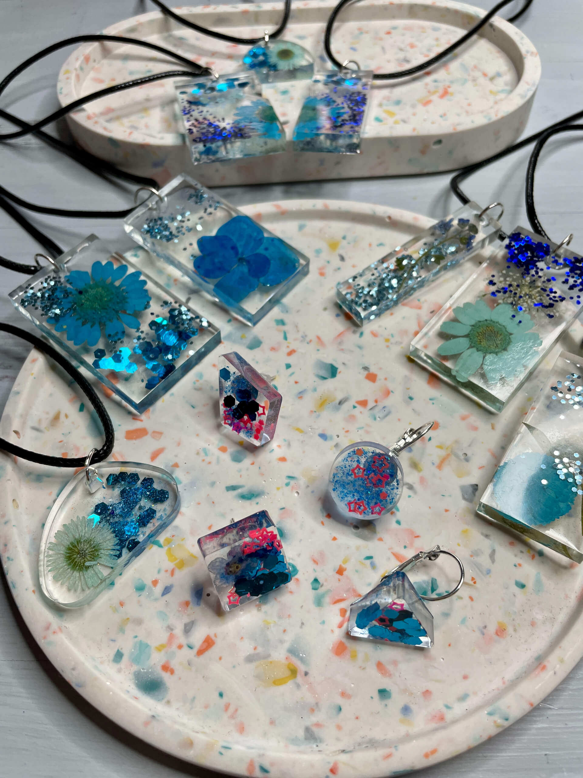 Šperky, prsteny a náramky z krišťálovej živice