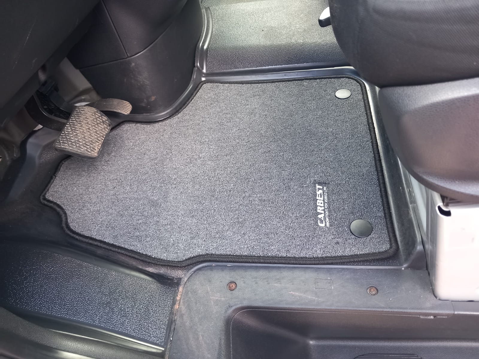 Podlahová rohož Carbest do kabiny řidiče pro Mercedes Sprinter od roku 2018 Varianta: MB Sprinter od roku 2018, Základní plstěná rohož