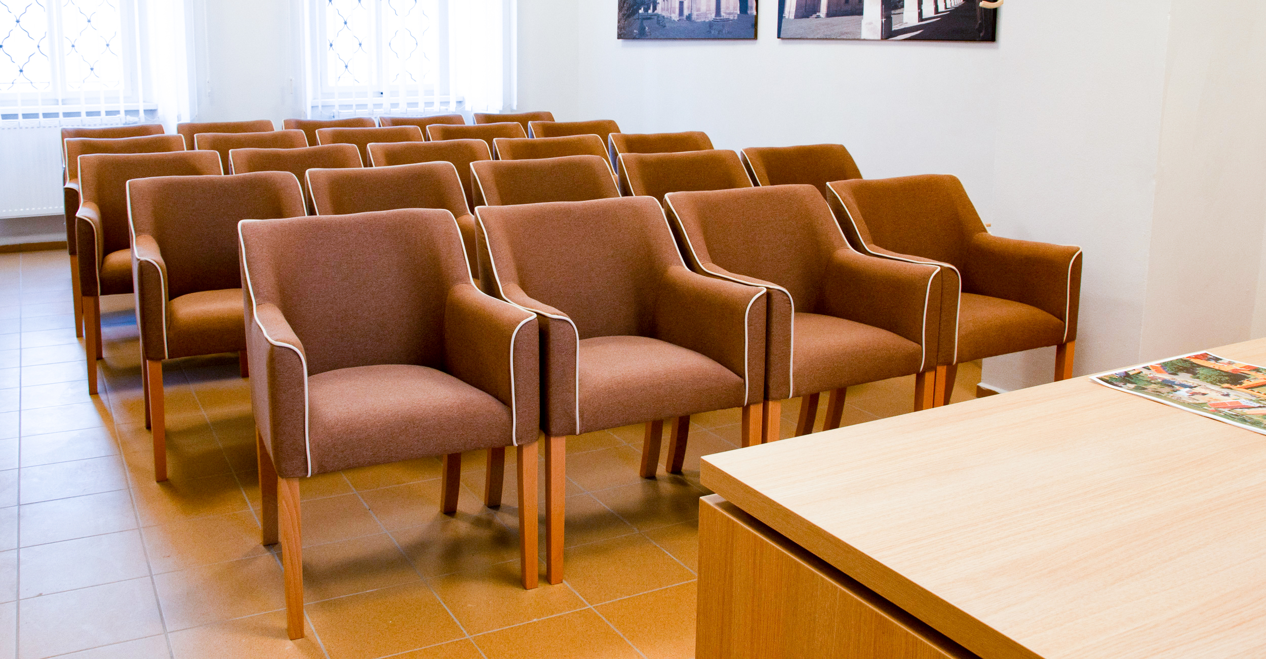 vybavení obřadní síně sedacím nábytkem v Mariánských Radčicích
