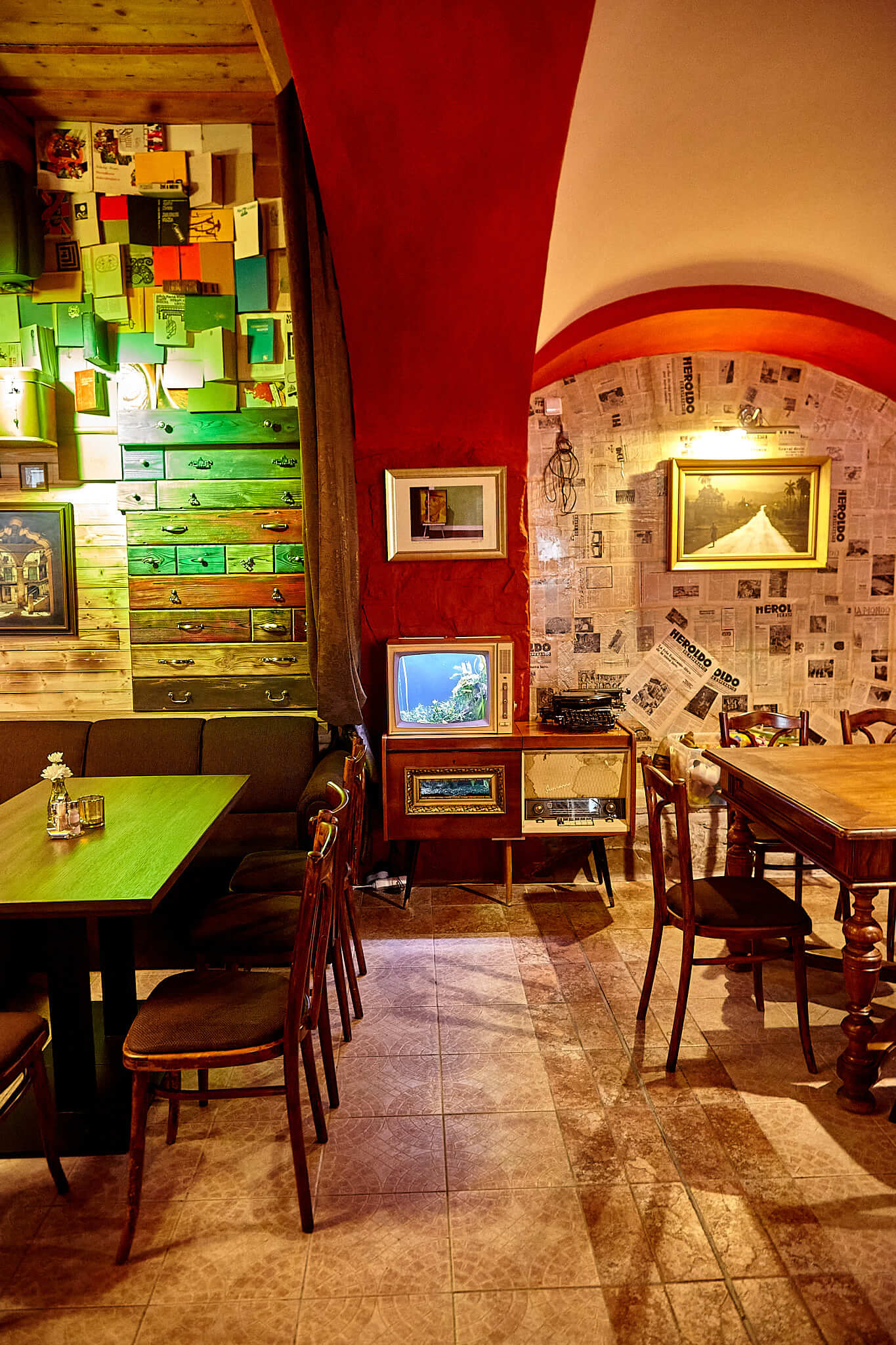 Posedenie v Restart Burger s farebnými zásuvkami a retro dekoráciami