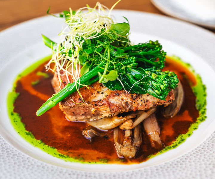 Grilovaný vepřový steak z přeštické krkovice, kávová demi glace, šalotky pečené na rozmarýnu, divoká brokolice, naše smažené hranolky