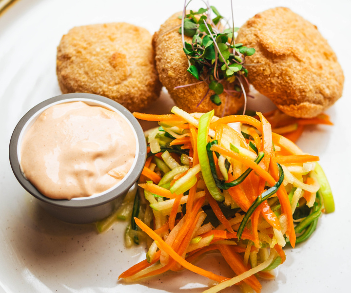 Olomoucké tvarůžky smažené v panko strouhance, chipotle majonéza, salát z jablek, pórku a karotky, naše smažené hranolky