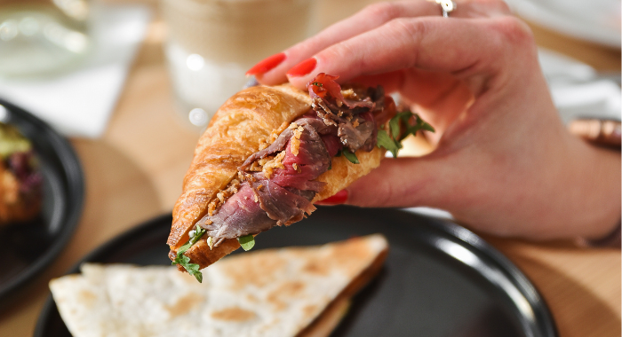 Mini croissanty s roastbeefem na rautu