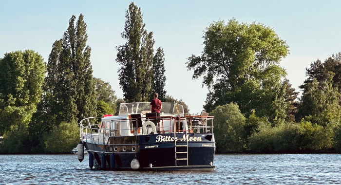 Loď Bitter Moon na Vltavě
