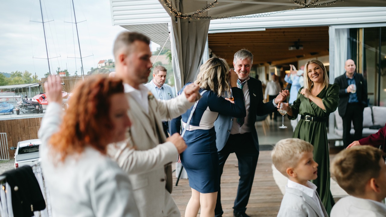 DJ v Podolce – hudební produkce na firemní večírek u Vltavy