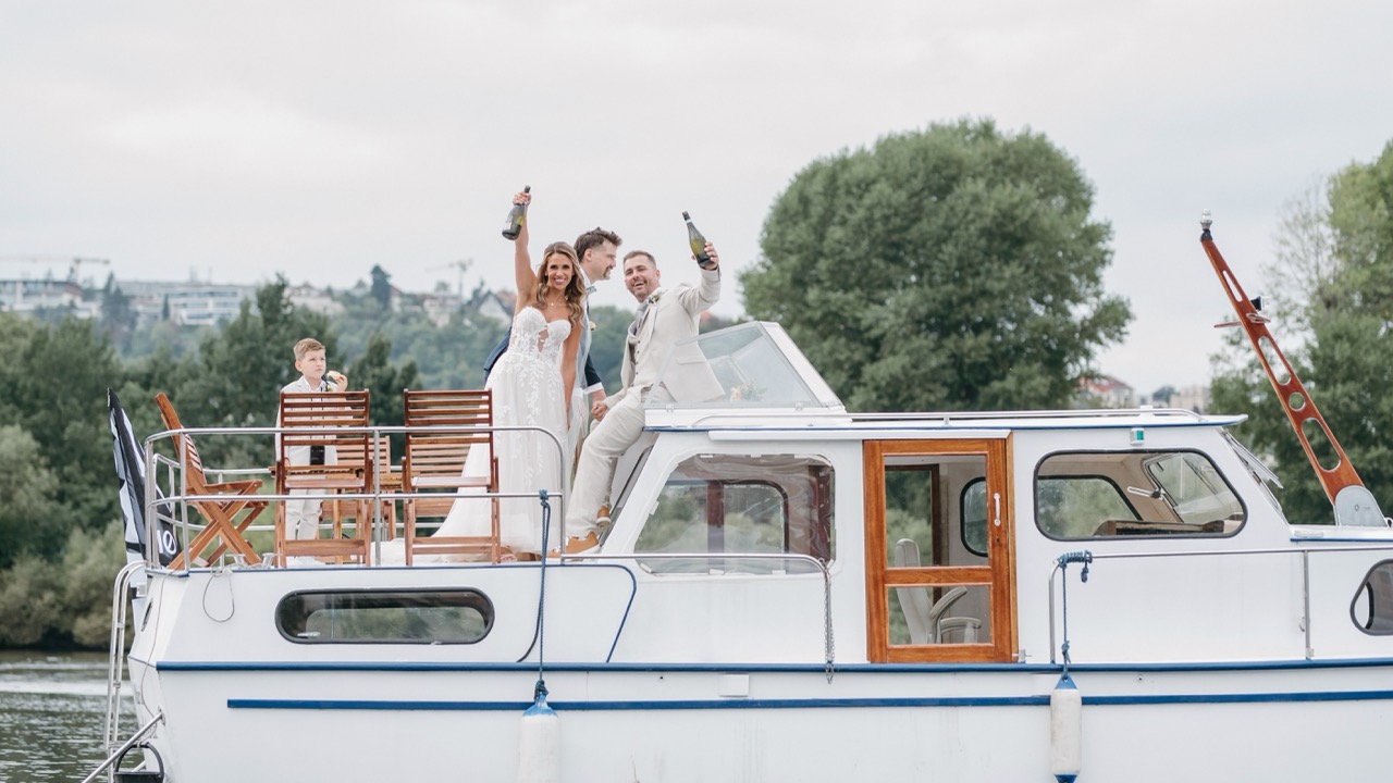 Pronájem lodí na Vltavě – zábava u vody v Podolce