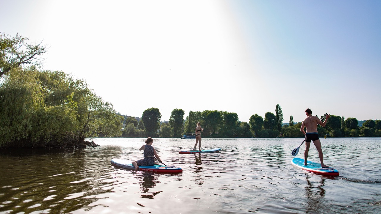 Paddleboardy na akci u Vltavy – zábava na vodě v Podolce