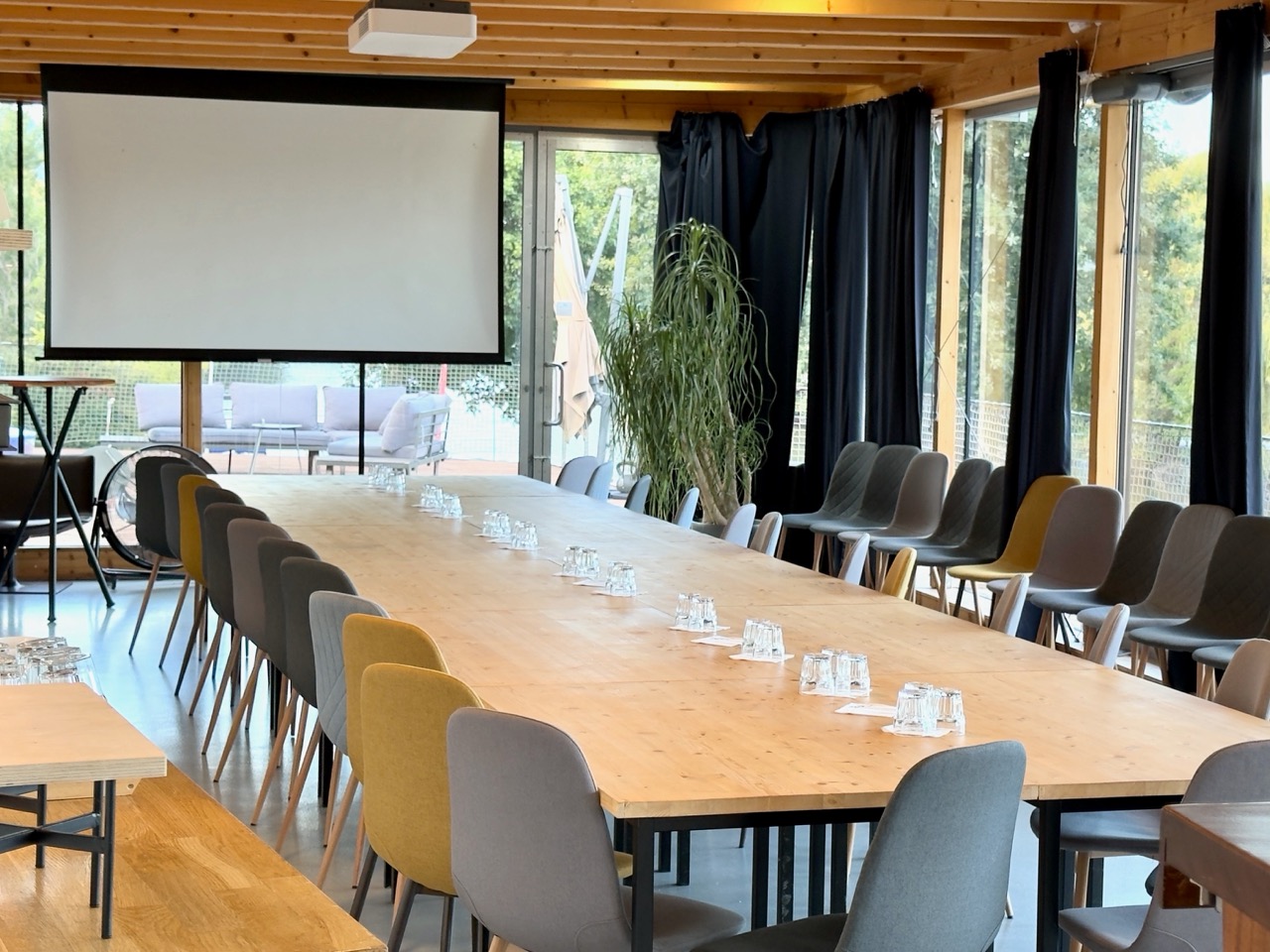 Klubovna YC CERE – zasedací stůl I