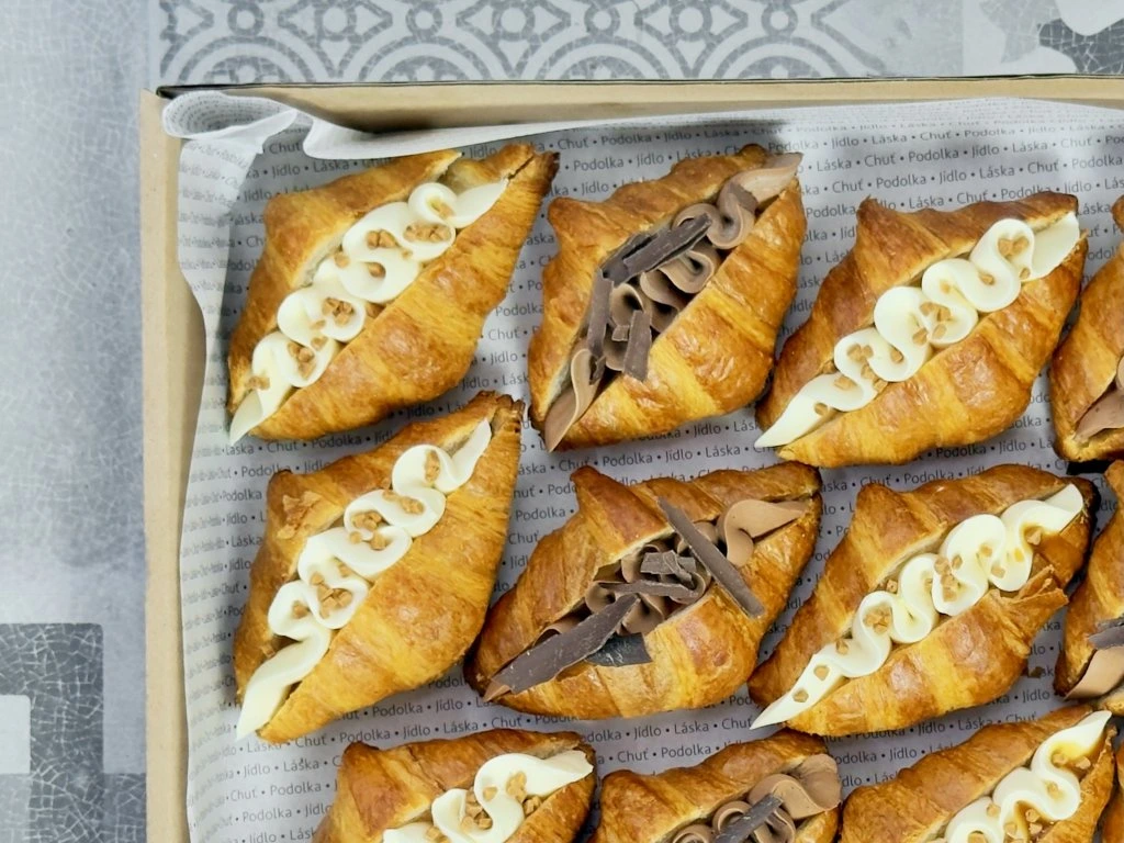 Croissant hořká čokoláda a slaný karamel – sladký cateringový box Podolka