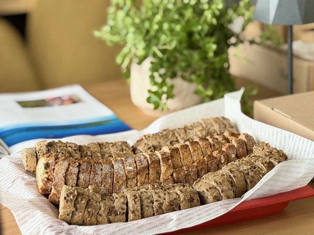 Dřevorubecký chleba a celozrnná bageta v Bakery Boxu