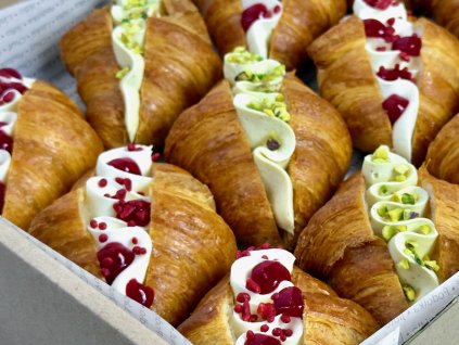 Ekologický cateringový box s croissanty plněnými smetanou a pistácií od Podolky