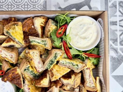 Variace mini quichů v eco boxu – ideální občerstvení pro coffee break nebo firemní catering v Praze od Podolky.