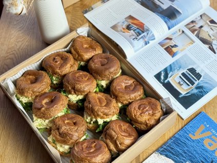 Muffiny s míchanými vejci, pažitkovou pomazánkou a rukolou – office catering Praha.