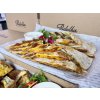 Detail quesadilly se špenátovým hummusem, kozím sýrem a pažitkovým dipem – catering Podolka.