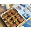Muffiny s míchanými vejci, pažitkovou pomazánkou a rukolou – office catering Praha.