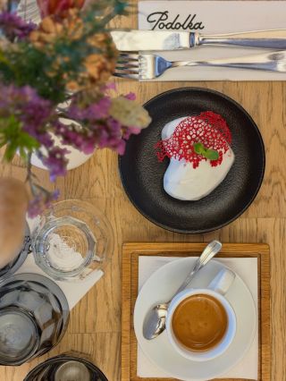 Vychutnejte si naše 🤍 bílé srdce s chutí krvavého pomeranče s čokoládovým krémem 🍊