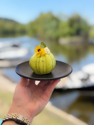 Zajděte si na něj, než bude pozdě - dezert měsíce května je neuvěřitelně skvěle vychucený a fresh 🍋‍🟩🌿