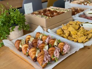 Naše cateringové boxy jsou plné dobrot, a to jak pro masožravce 🍖, tak pro vegetariány 🥗. Ať už plánujete jakoukoli...