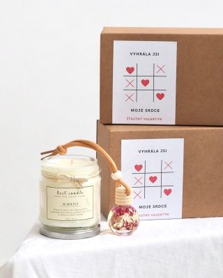Valentýn už pomalu, ale jistě klepe na dveře 💘🕯️ Naše zamilované sady jsou již online. 🙌🏼 Ve dvou verzích: • “Vyhrála jsi...