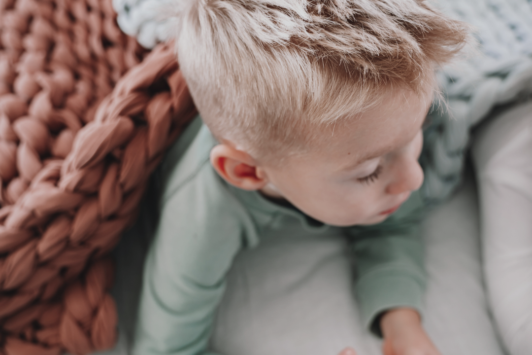 Příběh Filípka s Atypickým Autismem: Jak Nám Pomáhají Zátěžové Deky