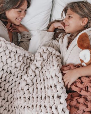 Někdy je to jen pocit. Někdy hra. Někdy objetí. I to je klid 🤍 #restfully #rodinnechvile #caspolu #klidnedeti...