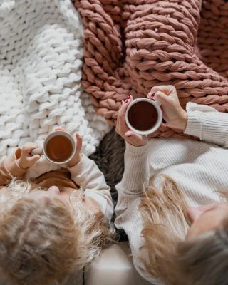 Zpomalte spolu. 🤍 Zátěžová deka pomáhá vytvořit pocit klidu a pohody i uprostřed běžného dne. Jemný rovnoměrný tlak...