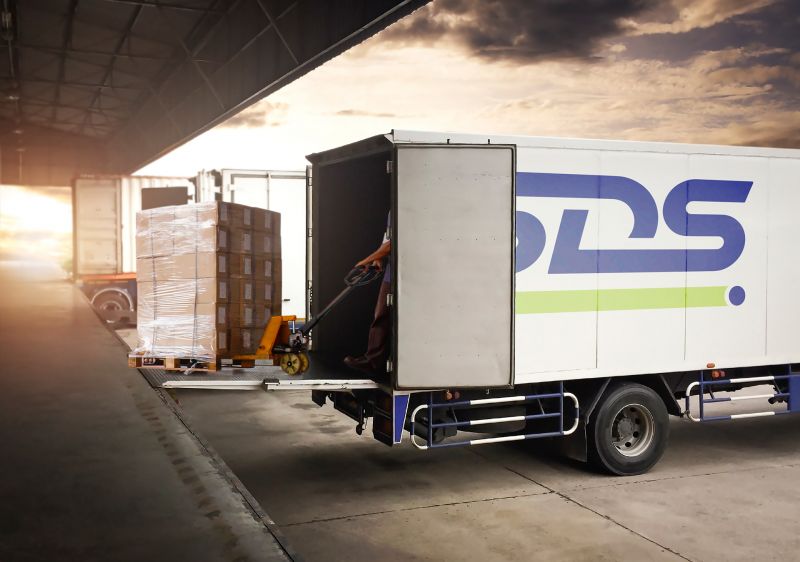 workers-courier-unloading