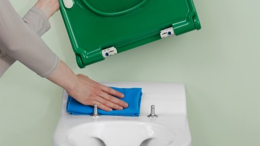 2023-geberit-bambini-wc-reinigung-gruen-02-380-214-reut-sk